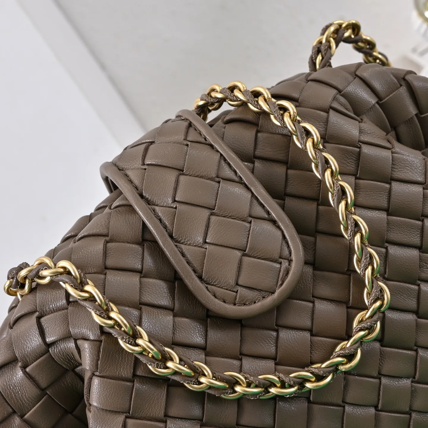 Batch 1880 BOTTEGA VENETA LAUREN 1980 small clutch bag is new! The small size that many people are squatting on is finally here. The self-adjustable zipper is a highlight of this bag. After being removed, it can be used as a handbag for important occasions. One bag unlocks two carrying methods at the same time. It is practical and has a unique sense of structure and beautiful lines. It is more elegant than a small cloud. It is a tribute to the classics and the pursuit of modernity. Style number: 4038 Size: 27*15*8cm